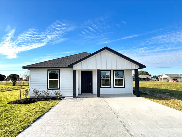 a view of a house with backyard and garden