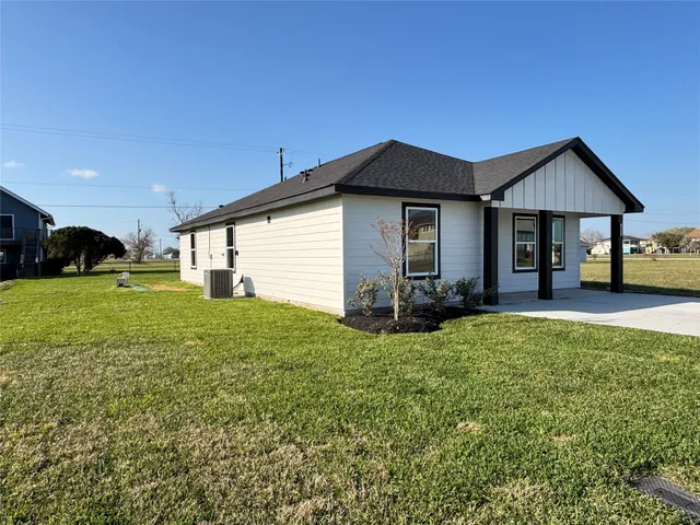 a view of a house with backyard