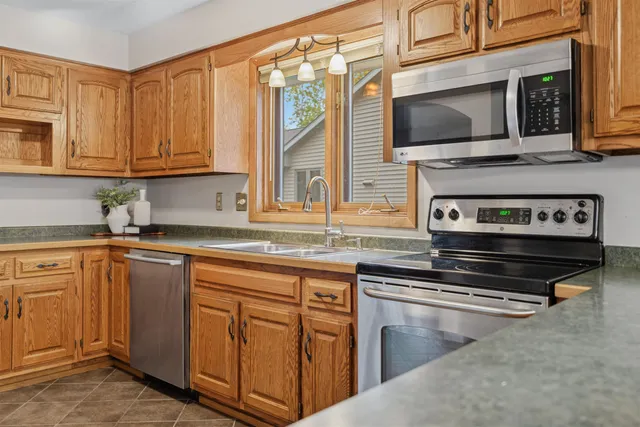 $334,900 | 1505 North Bay Highlands Drive, Green Bay, WI 54311