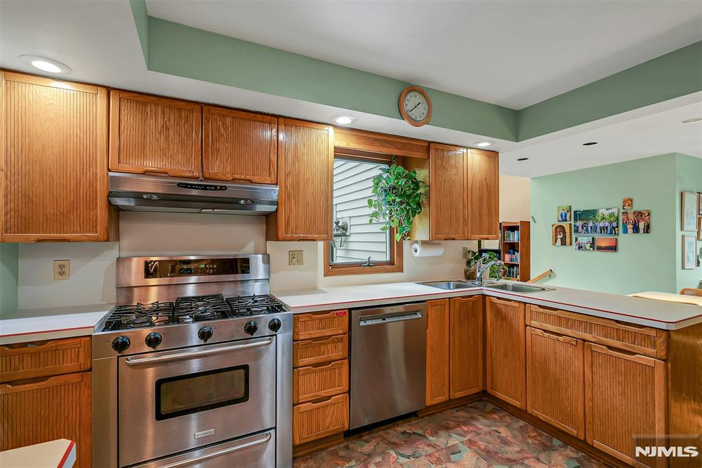 616 Rutland Avenue Teaneck, NJ 07666 - Photo 10 of 39