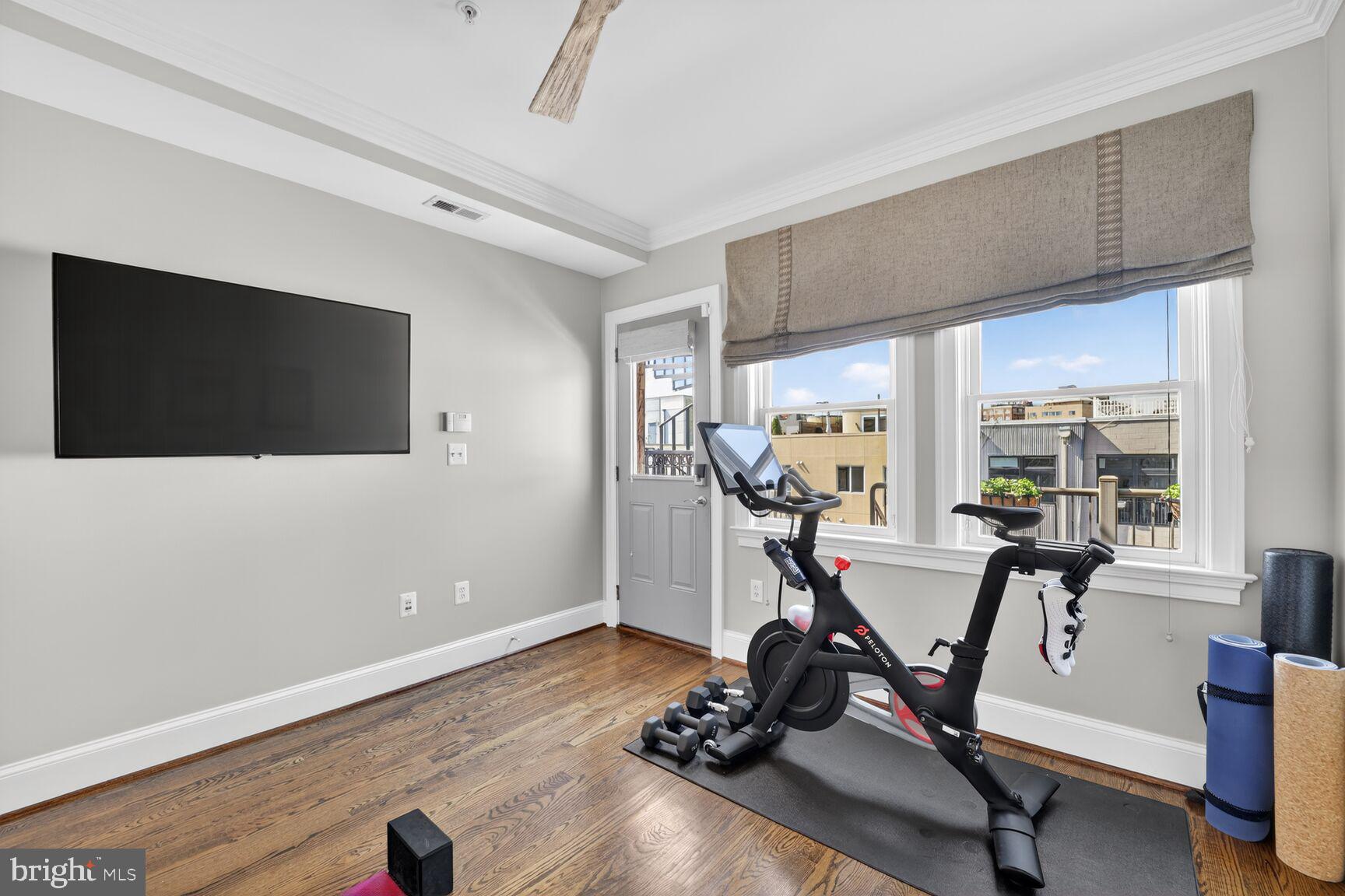 2446 Ontario Road Northwest, Unit 4 Washington, DC 20009 - Photo 21 of 65 a view of a room with gym equipment