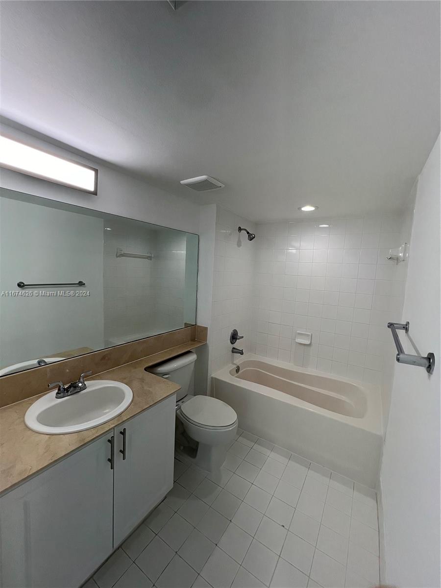 1155 Brickell Bay Drive, Unit 3205 Miami, FL 33131 - Photo 6 of 8