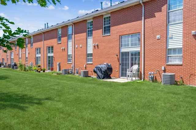 a view of a house with backyard