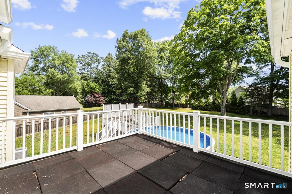 120 Saddleview Road Fairfield, CT 06825 - Photo 25 of 40 Enjoy morning coffee al fresco!