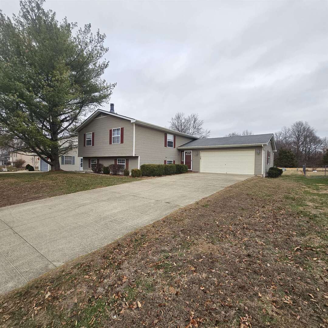 4412 Woodglen Lane Mount Vernon, IL 62864 - Photo 5 of 35 a view of a house with a yard