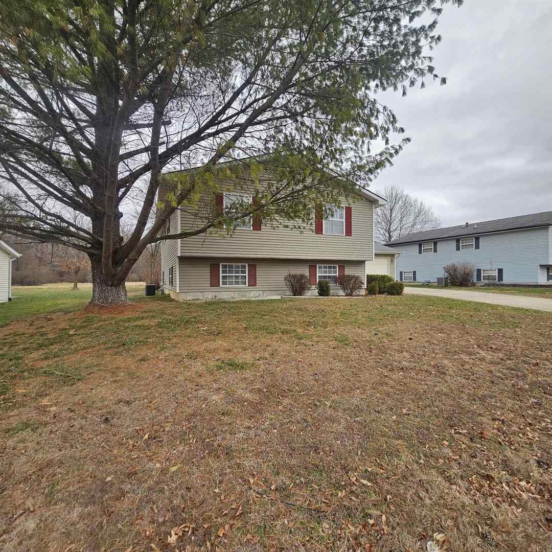 4412 Woodglen Lane Mount Vernon, IL 62864 - Photo 6 of 35 a front view of a house with a yard