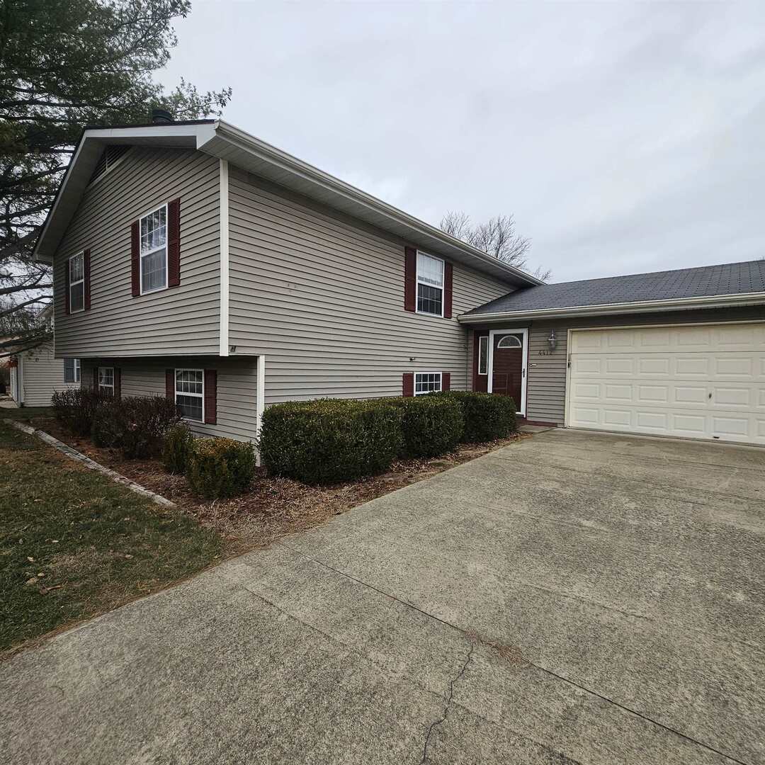 4412 Woodglen Lane Mount Vernon, IL 62864 - Photo 8 of 35 a front view of a house with a yard
