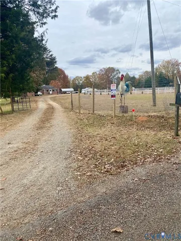 a view of a yard with an tree