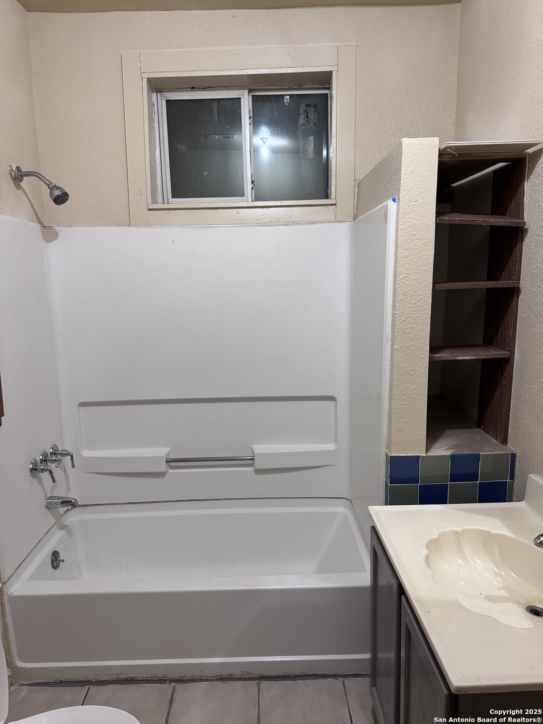 211 Blanco Road San Antonio, TX 78212 - Photo 11 of 34 a bathroom with a bathtub and a sink