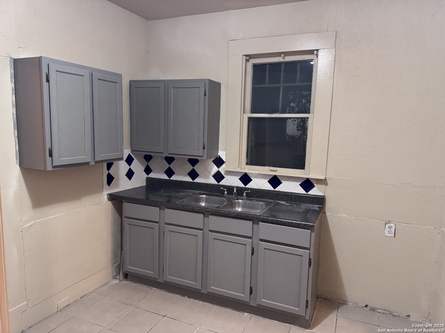 211 Blanco Road San Antonio, TX 78212 - Photo 18 of 34 a sink with a mirror