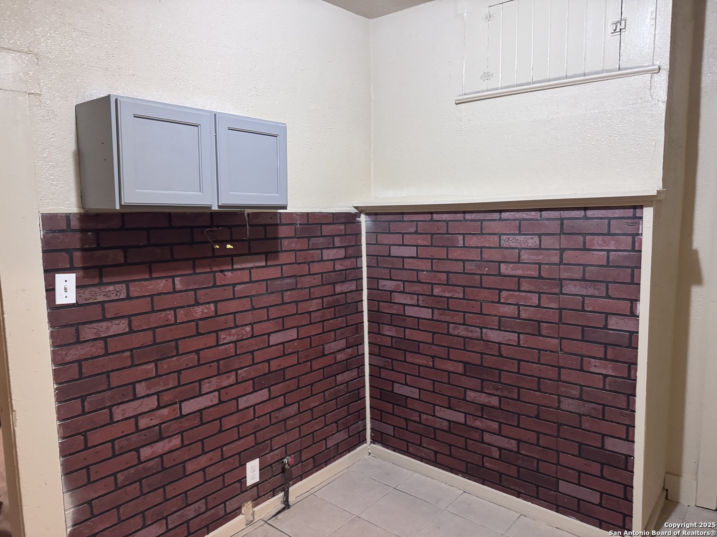 211 Blanco Road San Antonio, TX 78212 - Photo 20 of 34 a bathroom with a sink and a mirror