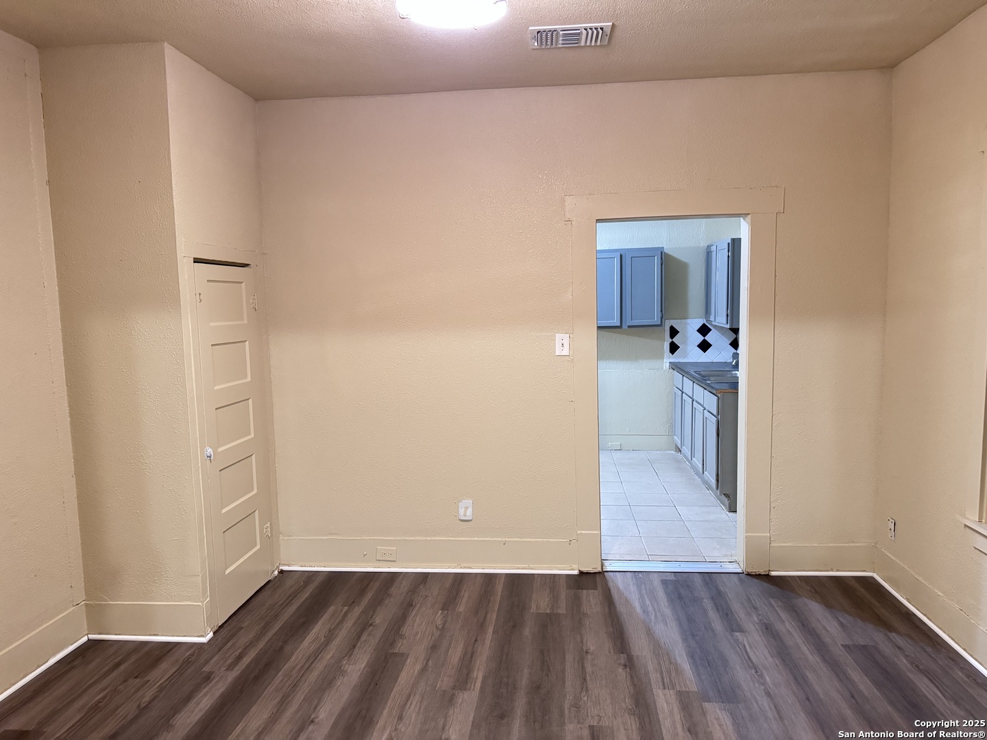 211 Blanco Road San Antonio, TX 78212 - Photo 24 of 34 an empty room with wooden floor
