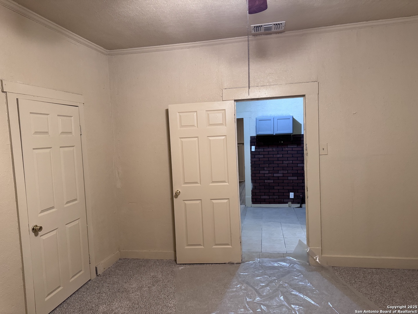 211 Blanco Road San Antonio, TX 78212 - Photo 25 of 34 an empty room with closet