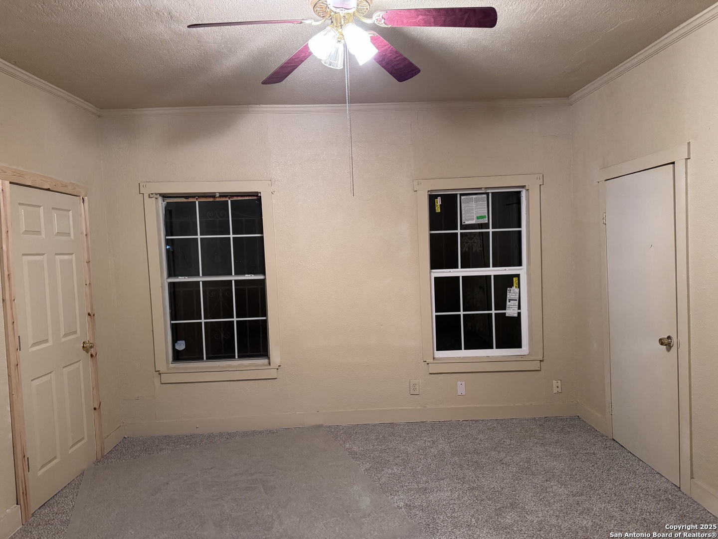 211 Blanco Road San Antonio, TX 78212 - Photo 26 of 34 an empty room with windows and cabinet