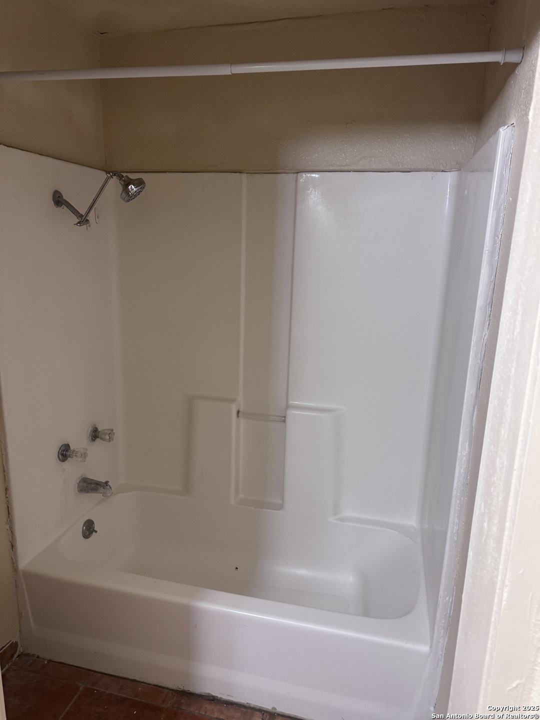 211 Blanco Road San Antonio, TX 78212 - Photo 27 of 34 a bathroom with a bathtub