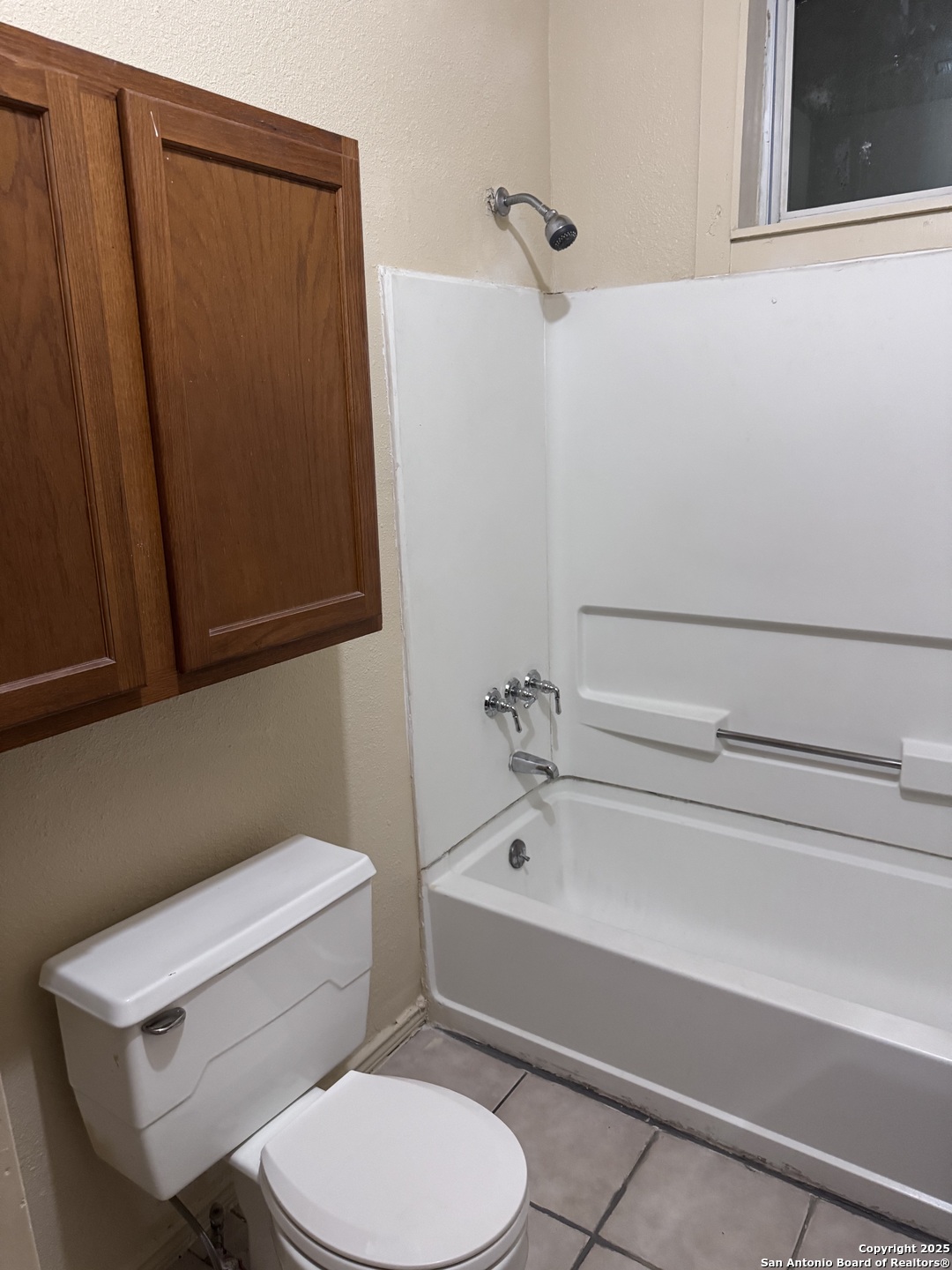 211 Blanco Road San Antonio, TX 78212 - Photo 10 of 34 a bathroom with a toilet and a bathtub