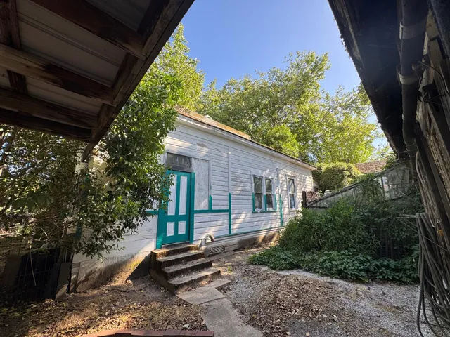 a view of a yard with a tree