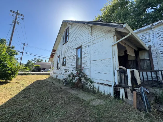 a view of a house with backyard