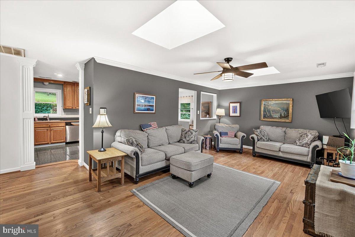 6144 Mt Phillip Road Frederick, MD 21703 - Photo 10 of 32 Living room