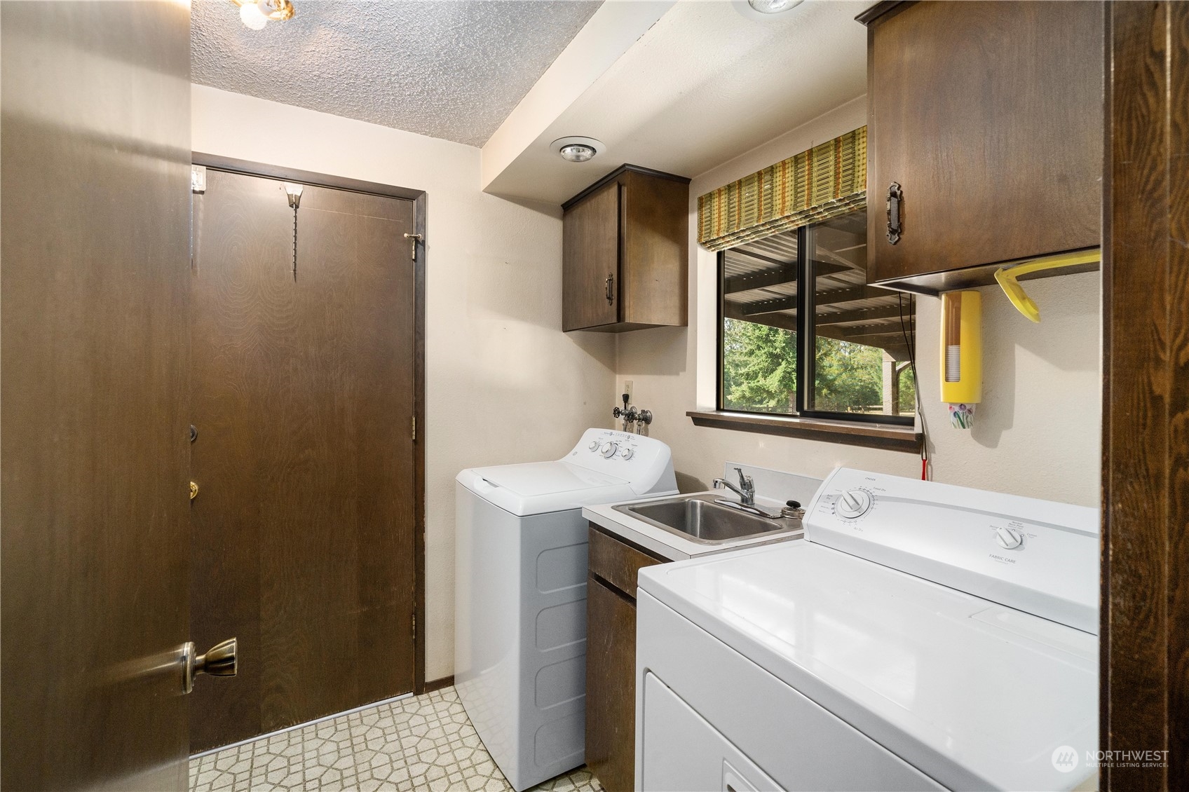2435 McHugh Avenue Enumclaw, WA 98022 - Photo 27 of 35 a bathroom with a sink toilet and shower