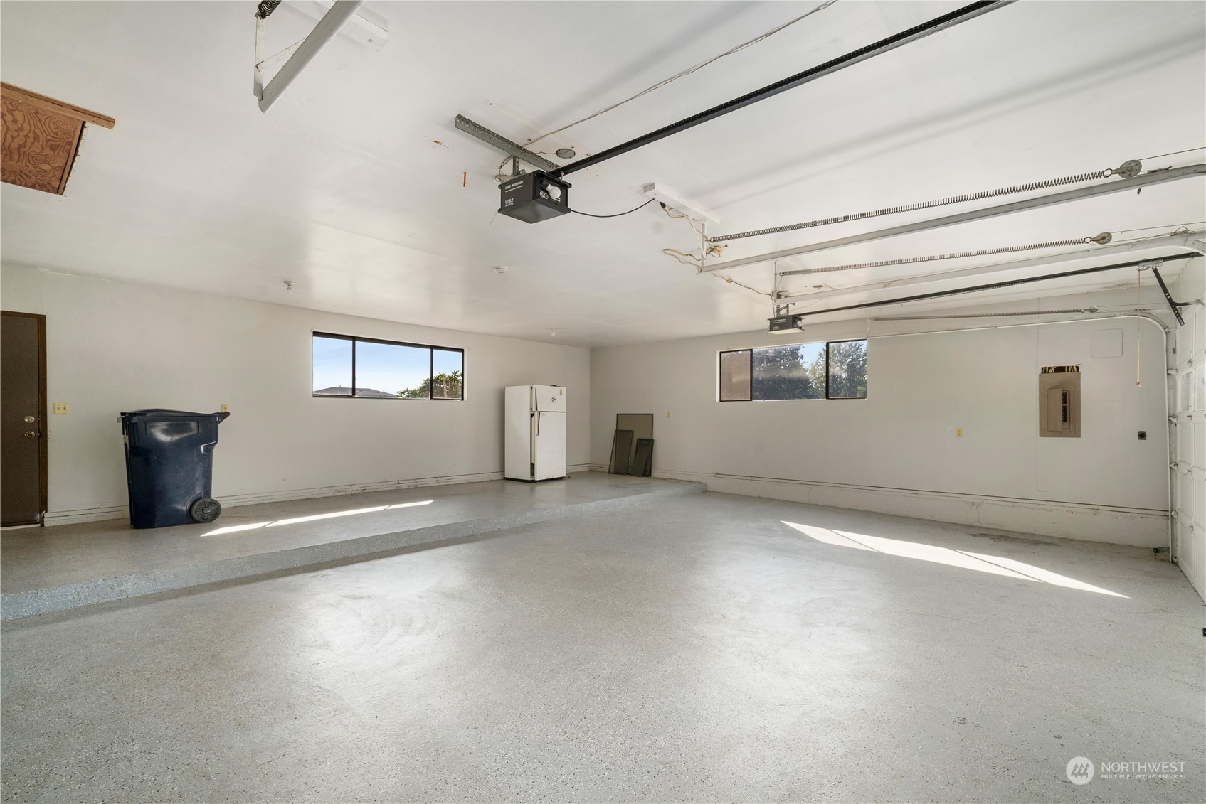 2435 McHugh Avenue Enumclaw, WA 98022 - Photo 28 of 35 a view of a big room with windows and closet