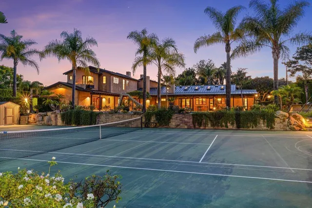 a view of a houses with a yard
