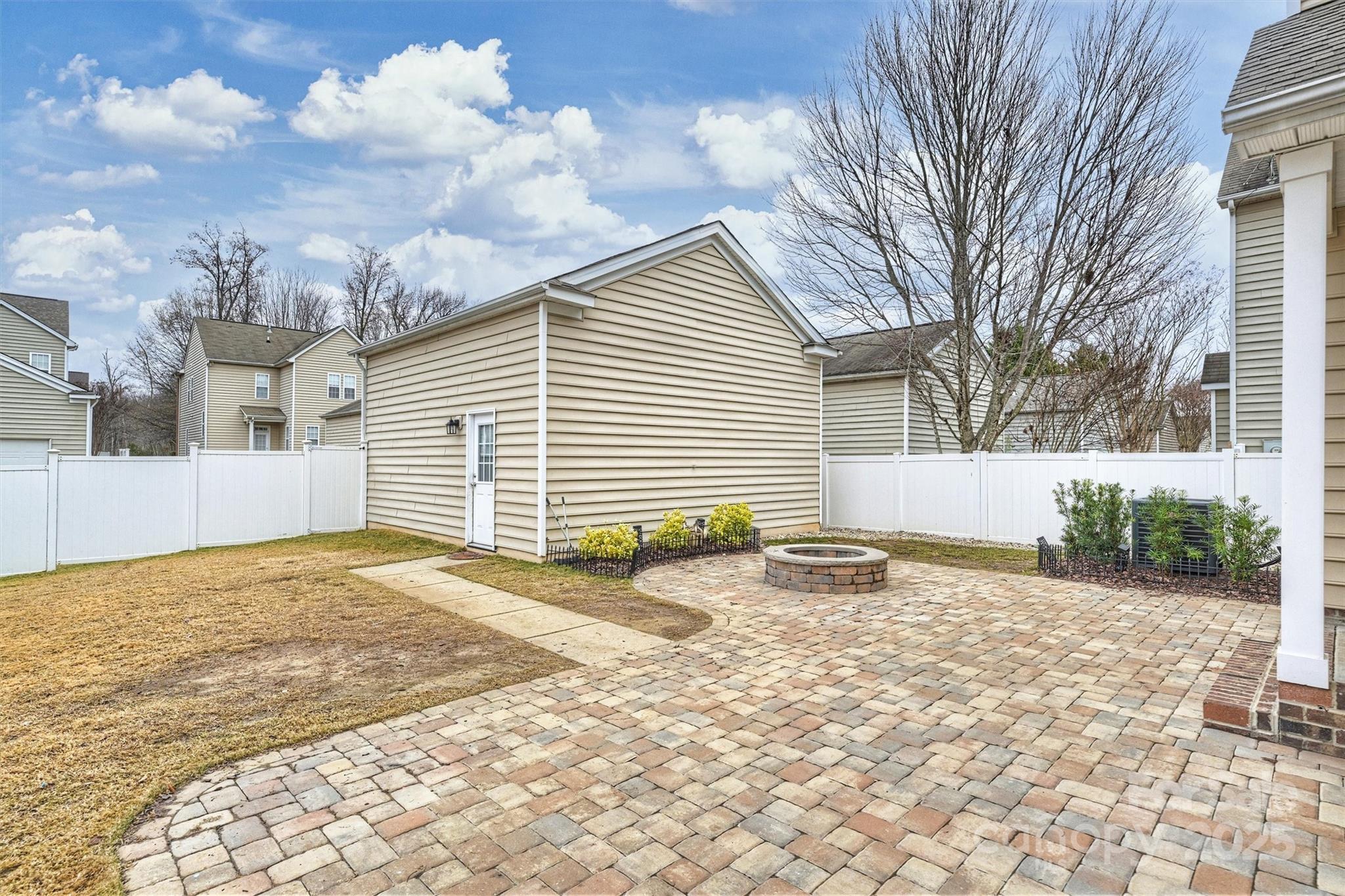 10513 Serape Road Charlotte, NC 28277 - Photo 40 of 45 a backyard of a house