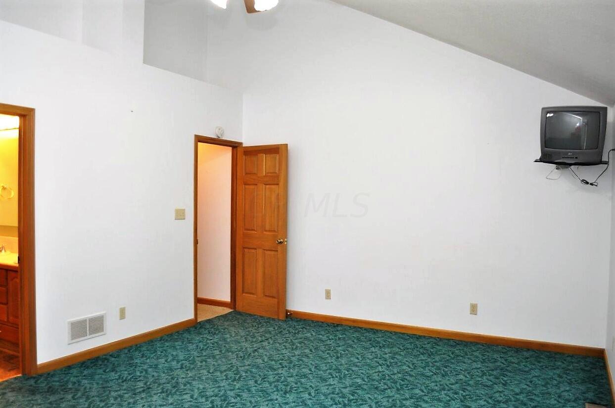 271 Holder Road Baltimore, OH 43105 - Photo 21 of 66 1st Floor Owner Suite - 271 Holder Road NW, Baltimore, OH 43105
