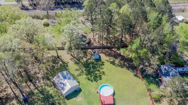 a view of a back yard of the house and green space