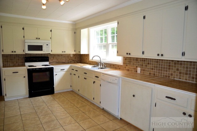 1240 Deep Ford Road Lansing, NC 28643 - Photo 5 of 11