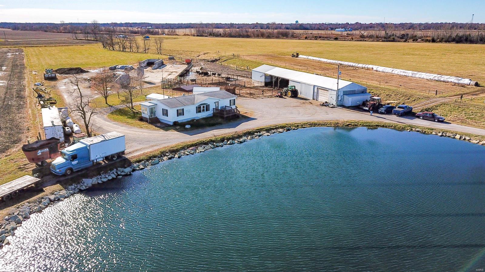9517 Henderson Road Gillespie, IL 62033 - Photo 1 of 60