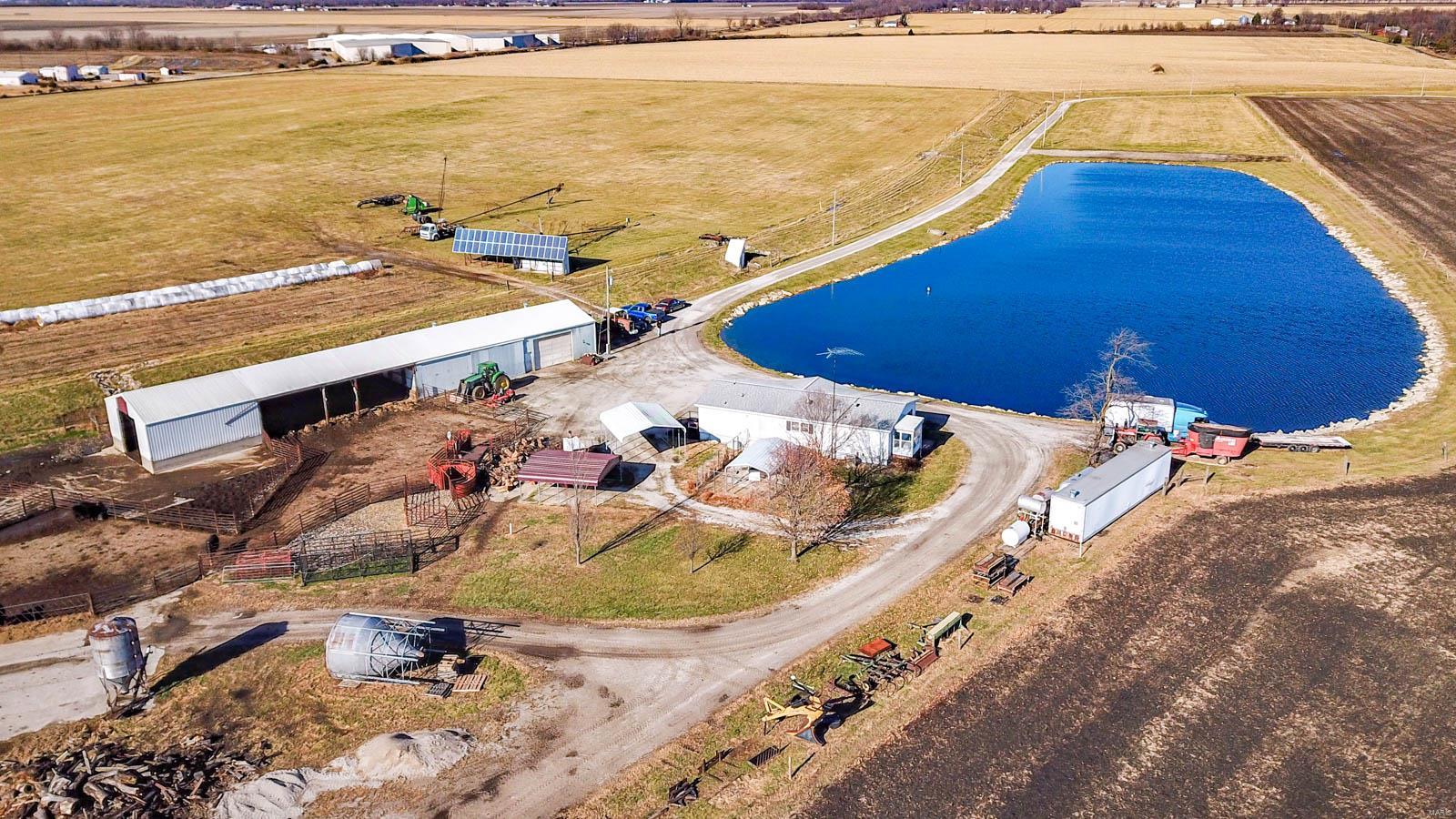 9517 Henderson Road Gillespie, IL 62033 - Photo 2 of 60