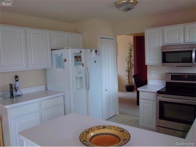 910 Plum Tree Lane Fenton, MI 48430 - Photo 10 of 37 10.jpg