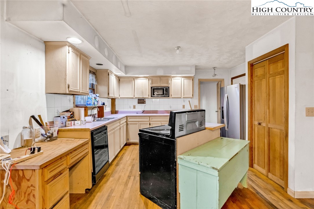 539 Four Coves Trail Crumpler, NC 28617 - Photo 13 of 37 a kitchen that has a sink and a stove in it