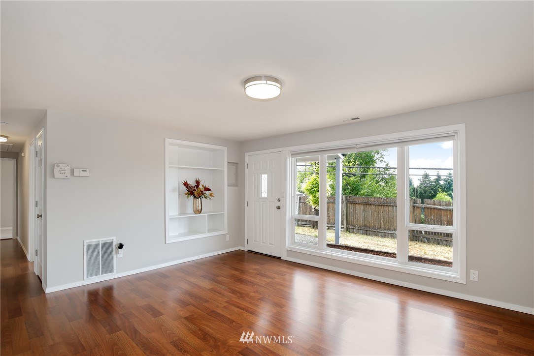 3304 Northeast 6th Street Renton, WA 98056 - Photo 5 of 17