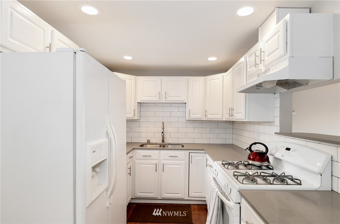 3304 Northeast 6th Street Renton, WA 98056 - Photo 8 of 17