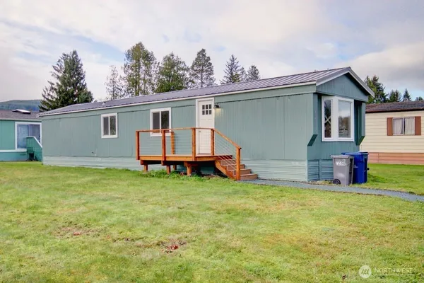 a view of a house with backyard
