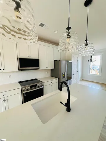 $389,900 | 9 Hawthorne Lane, Unit 103, Greenville, SC 29605