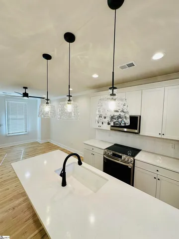 $389,900 | 9 Hawthorne Lane, Unit 103, Greenville, SC 29605