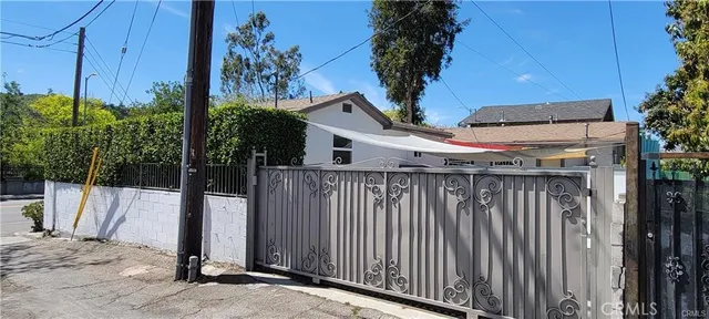 a view of a house with a backyard