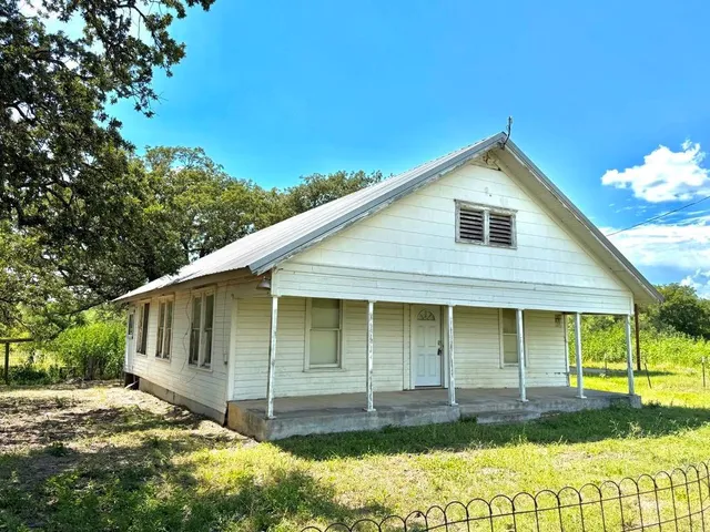 a view of a house with backyard and garden
