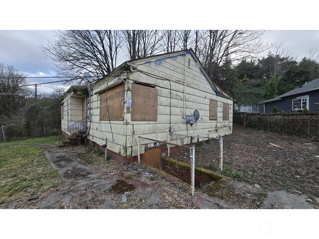 4010 22nd Avenue Southwest Seattle, WA 98106 - Photo 4 of 7 a backyard of a house with wooden fence