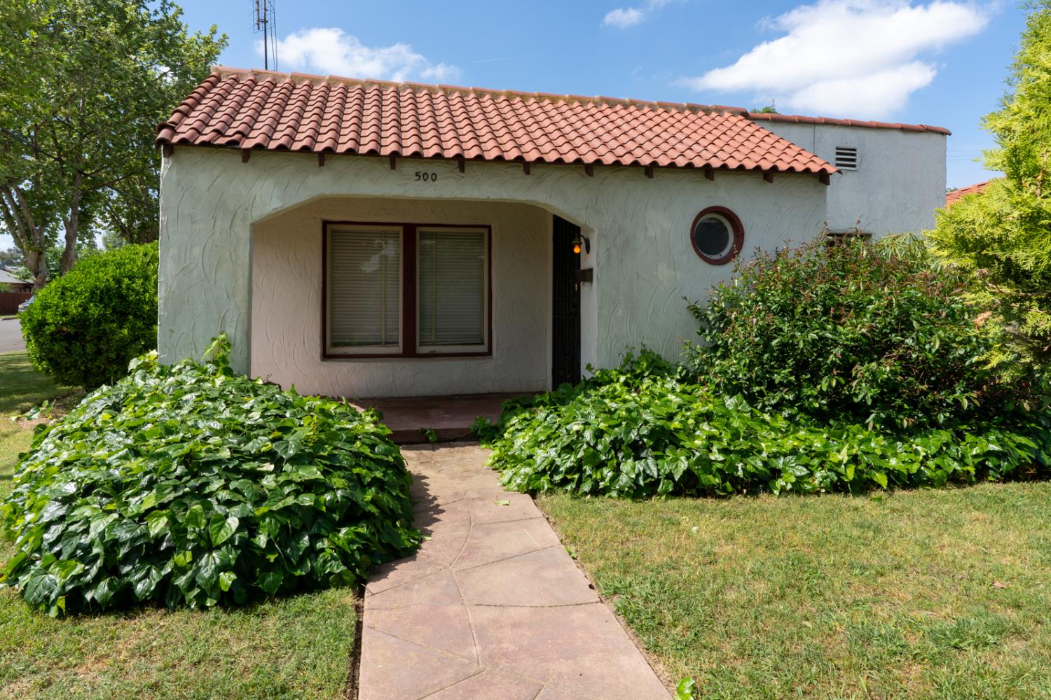 500 North G Street Madera, CA 93637 - Photo 1 of 24 a front view of a house with garden