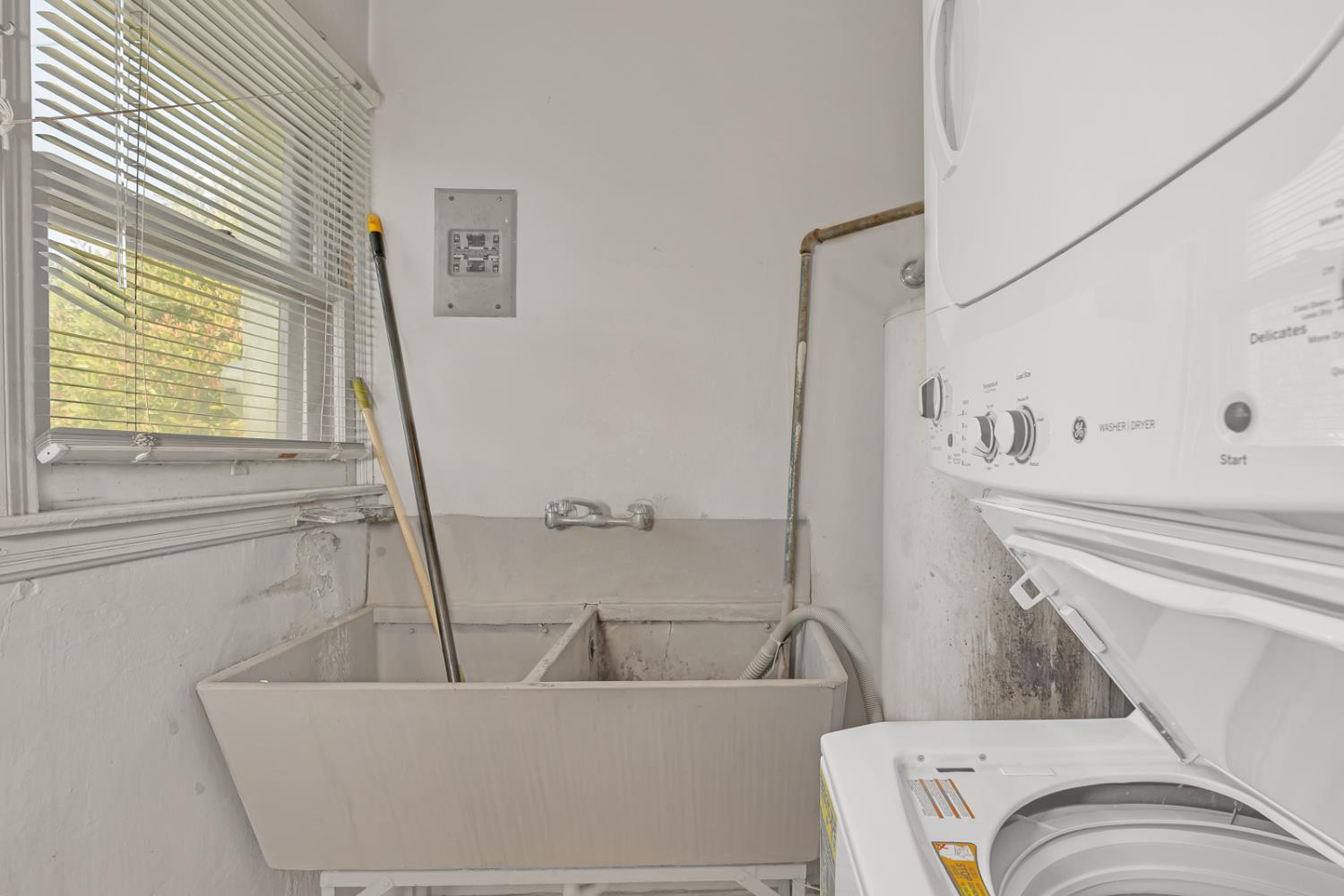 500 North G Street Madera, CA 93637 - Photo 13 of 24 a bathroom with a bathtub and a window