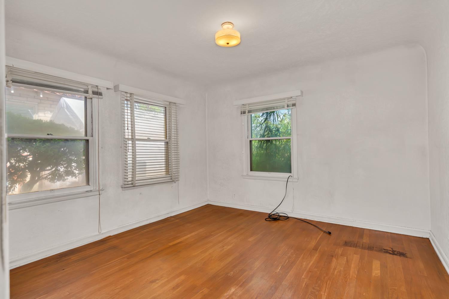 500 North G Street Madera, CA 93637 - Photo 21 of 24 an empty room with windows