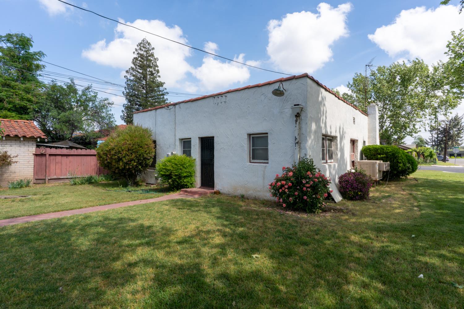 500 North G Street Madera, CA 93637 - Photo 23 of 24 a view of a house with backyard and garden