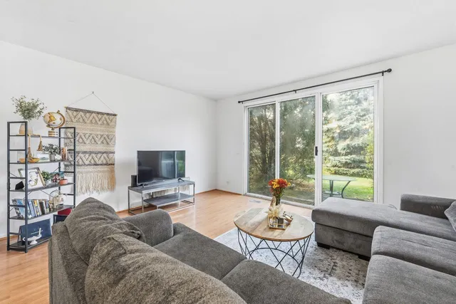 $2,000 | 4462 West Quill Lane, Waukegan, IL 60085