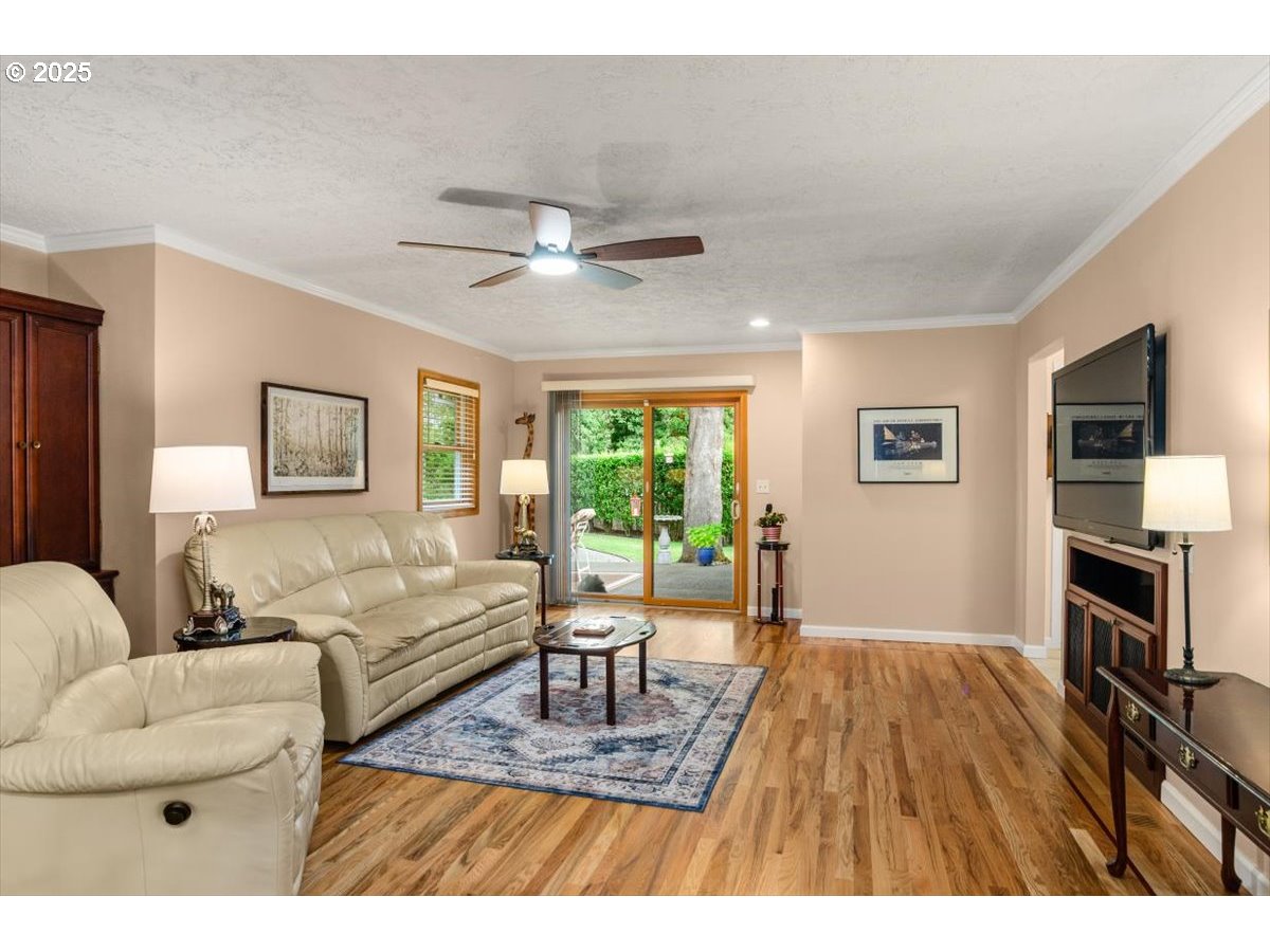 9845 Southwest Eagle Lane Beaverton, OR 97008 - Photo 14 of 46 Family Room