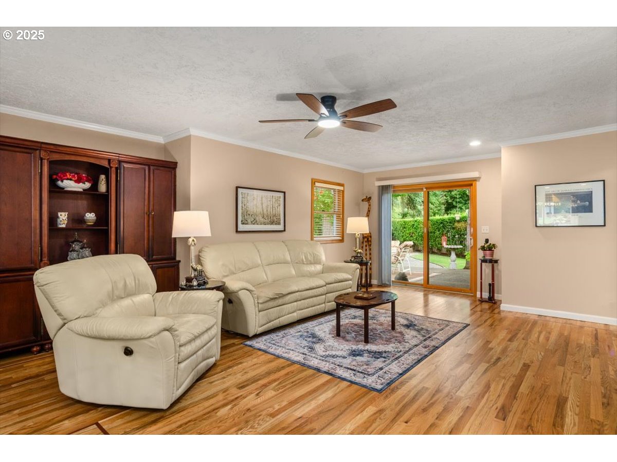 9845 Southwest Eagle Lane Beaverton, OR 97008 - Photo 15 of 46 Family Room