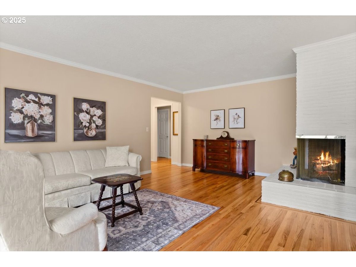 9845 Southwest Eagle Lane Beaverton, OR 97008 - Photo 2 of 46 Living Room